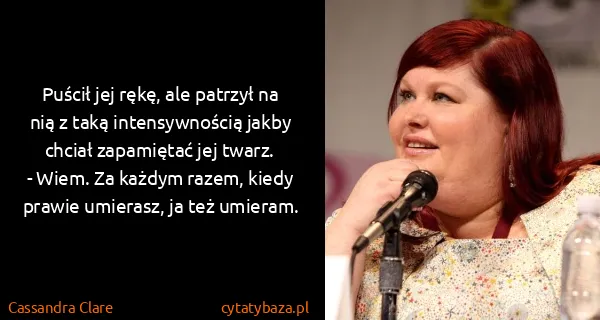 Cassandra Clare: Puścił jej rękę, ale patrzył na nią z taką...