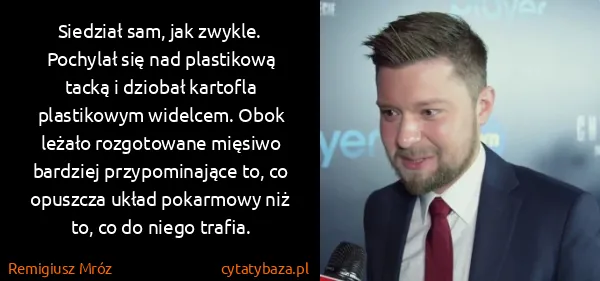 Remigiusz Mróz: Siedział sam, jak zwykle. Pochylał się nad plastikową...