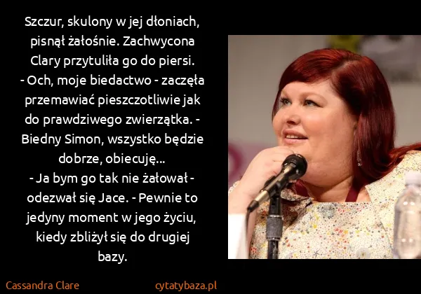 Cassandra Clare: Szczur, skulony w jej dłoniach, pisnął żałośnie....